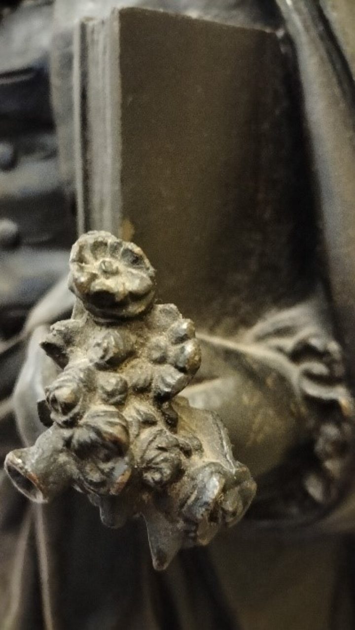 Close up of the Linnean Society statue of Carl Linnaeus showing flowers held in its hand