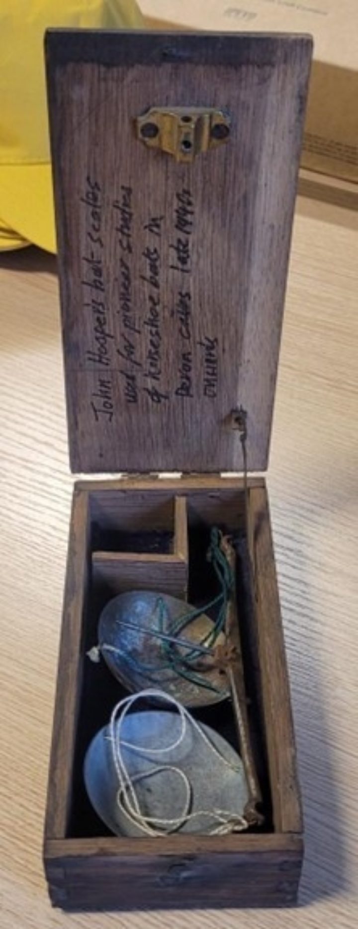 The bat scale box opened but packed away. Small compartment for balance weights, plus scale pans. Writing on the lid of the box describes their use.