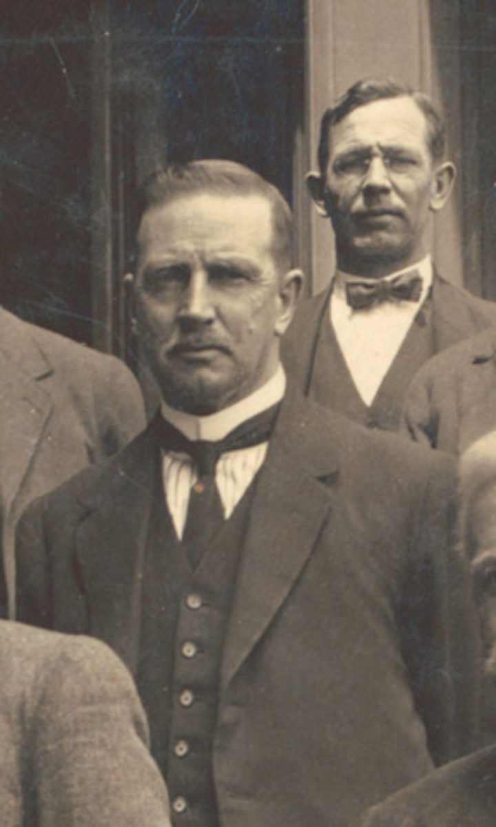Black and white portrait of JA Leach in the foreground, photograph of the Sydney session of the Royal Australasian Ornithologists’ Union, 1921