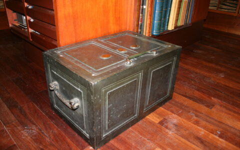 "A jewel in a ten-times-barr'd-up chest": The Linnean Society's Iron Chest